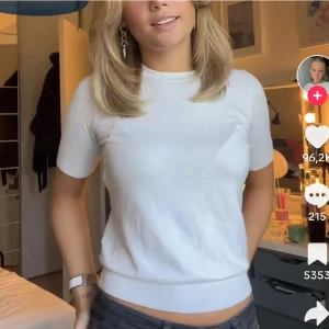 Zara topp - Vit zara topp som är slutsåld. Använd fåtal gånger🥰