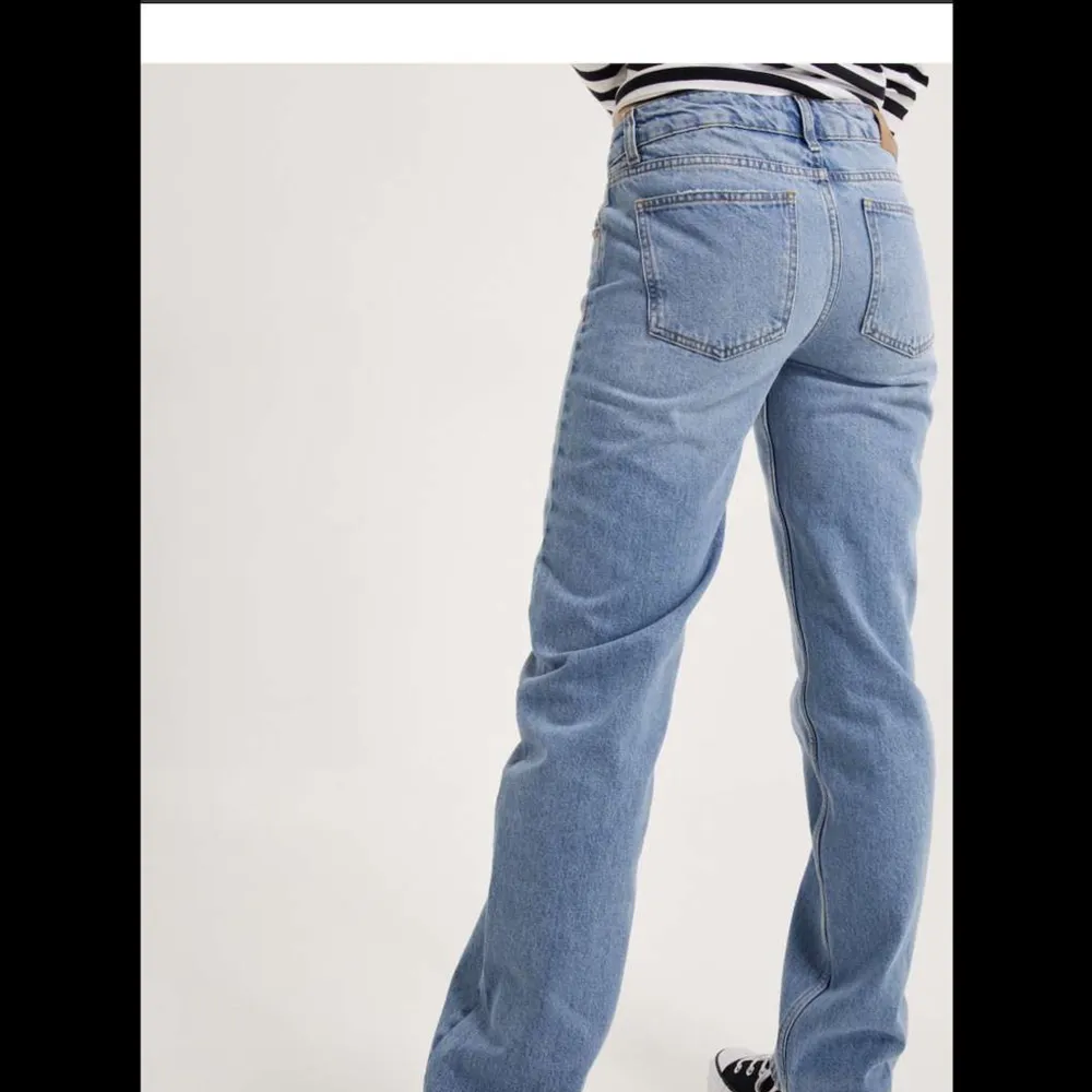 Så snygga lågmidjade blåa straight jeans! Använda typ 4 ggr så 10/10 skick💕nypris var 699 och säljer för 400kr. Använd gärna ” köp nu ”😇. Jeans & Byxor.