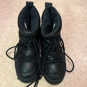 vinter skor  - använt 1 gång, storlek 40, lite stor i storleken. Köparen betalar frakt.
