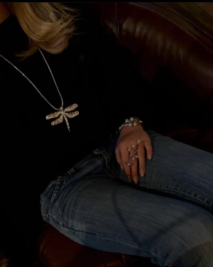 Halsband - Super fint trollsländ halsband, helt oanvänt!❤️ Säljer då jag beställde dubbletter🥲Aldrig använt endast testat💖 Köpte från ett UF företag för 160kr❤️ Säljer för 140🥰