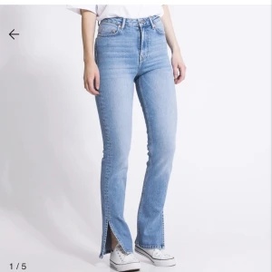 Blå jeans med slits - Säljer ett par supperfina blåa jeans med slits nere vid fötterna från lager 157💘 byxorna har inga defekter alls då som har varit alldeles för långa för mig❤️ annars är det ett par super fina och stretchiga jeans!✨