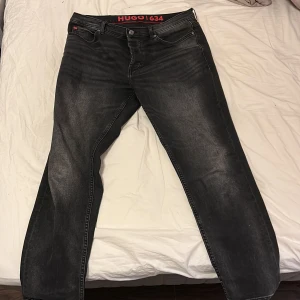 Hugo Boss jeans - Gråa Hugo Boss jeans. Tapered fit. Skick 9/10 använda runt 10ggr. Skriv gärna ifall ni har frågor.