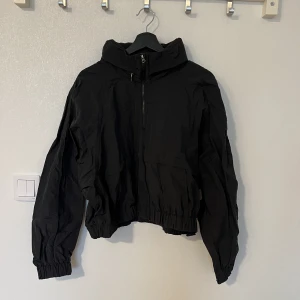 Tränings regnjacka   - Lätt använd svart tränings regnjacka från H&M i fint skick  Cropped men extremt rymlig då den är XL  Använd i stallmiljö på en tävlinguppvärmning men är tvättad sen dess så inga spår av häst finns kvar 