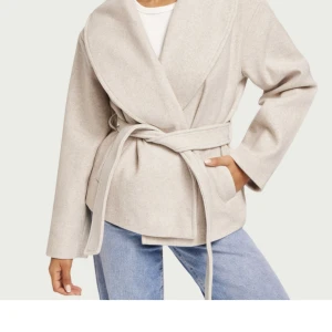 Vero Moda kappa - Säljer min kappa använd 3 gånger storlek s