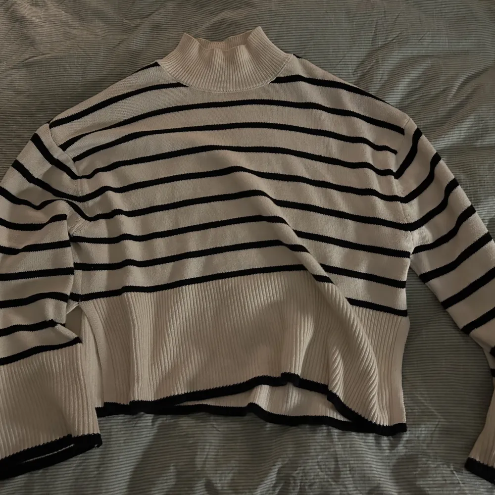 Stickad tröja från Gina trixat i strl S. Fint skick, pris: 170 + frakt. Tröjor & Koftor.