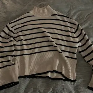Stickad tröja från Gina trixat i strl S. Fint skick, pris: 170 + frakt