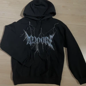 Svart hoodie med tryck - Svart hoodie med blå/vit tryck. bra skick som ny. passar perfekt. pris kan diskuteras. 