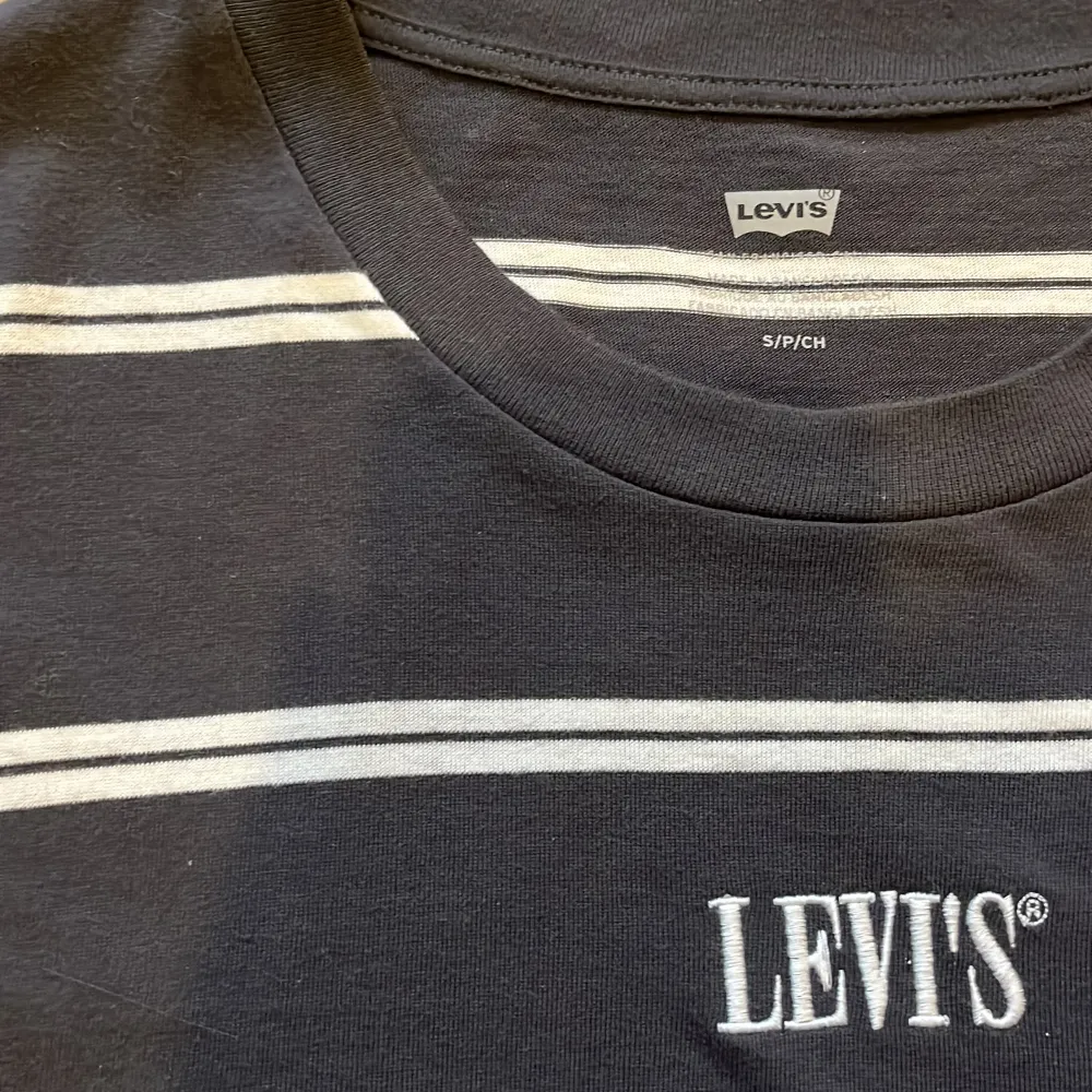 Helt oanvänd, randig, Levi’s t-shirt i storlek S. Går att styla till allt, säljer den då den är lite för liten🥰. T-shirts.