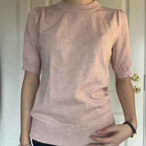 Söt 3/4 topp - Gammalrosa trekvartsärm  Använd 1 gång, så topp skick! 