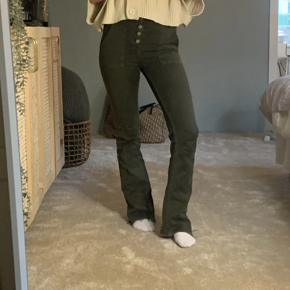 Populära gröna jeans från zara i storlek xs jag är 166cm lång . Jeans & Byxor.