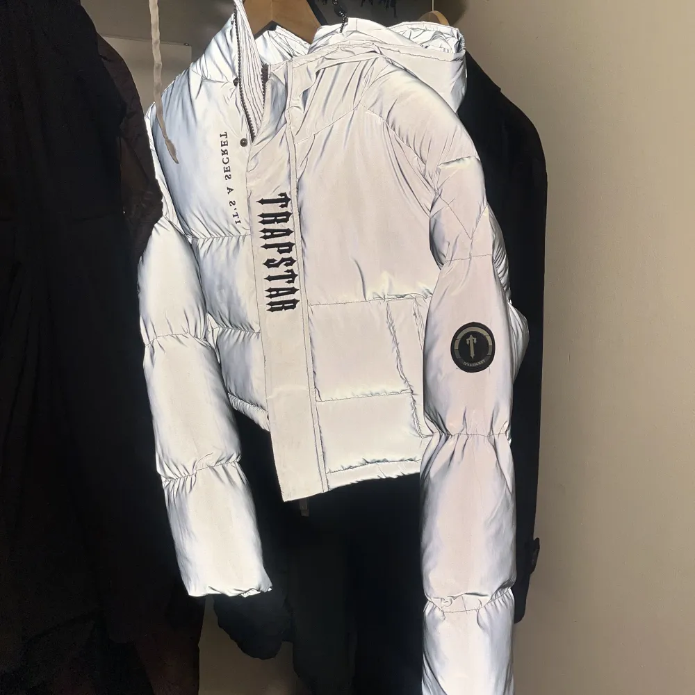 Trapstar cropped decoded reflective womens jacket. Beställde för några veckor sen från hemsidan men aldrig använt den. Finns kvitto och originalpåse/tags.  Storlek M men passar allt från xs-m. Jackor.
