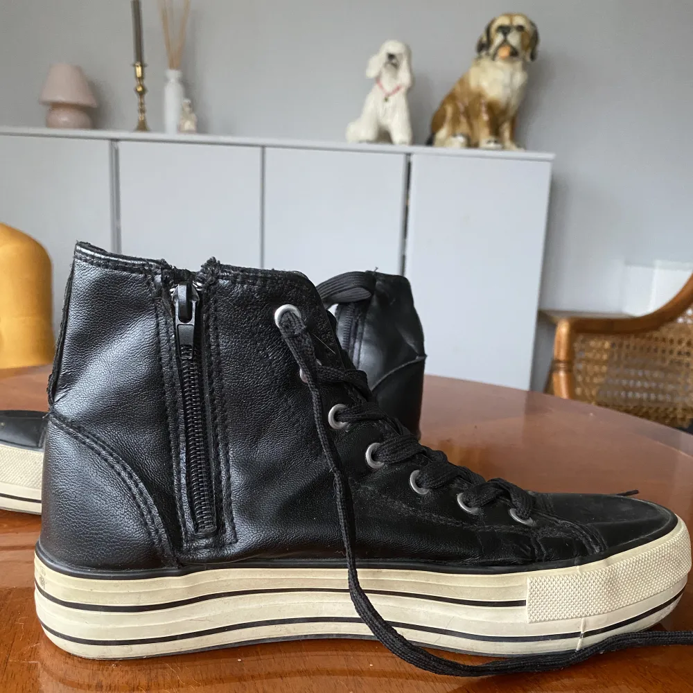 Coola skor i fejk skinn med nitar på!⭐️ Skorna har både dragkedja och knytning. Ser ungefär ut som converse.💋. Skor.