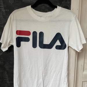 Vit T-shirt  Fila och junkyard xxxy Unisex Storlek s, oversize