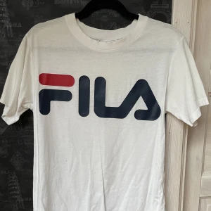 Fila tshirt - Vit T-shirt  Fila och junkyard xxxy Unisex Storlek s, oversize