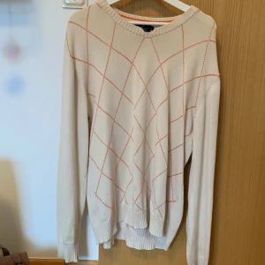 Beige tröja - Snygg beige tjocktröjan med oranga detaljer! Perfekt till vintern!