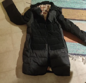 Calvin Klein  - En obetydligt använd jacka ny kostade den 2249, säljer den för den e för liten 