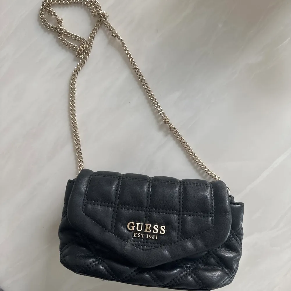 Guess väska köpte från Zalando för 800kr , mitt precis 290kr. Accessoarer.