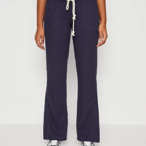 Roxy byxor  - Säljer nu mina mörkblå Roxy byxor. Då dem inte längre kommer till användning. Byxorna är i bra sick💋har ni nån fråga eller nått annat så är det bara att skriva ❤️