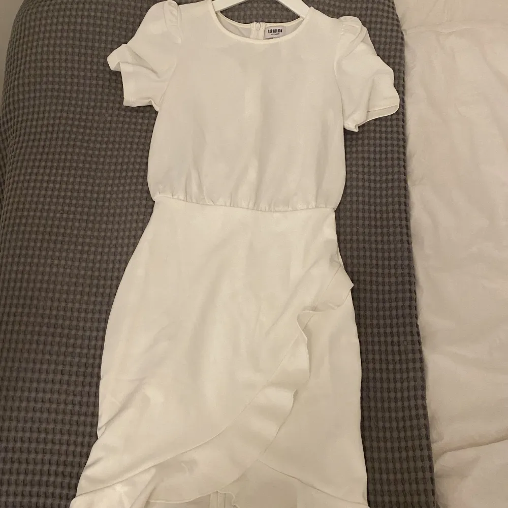 Jättefin konfirmation/avslutnings klänning från Bubbelroom. Använd en gång, den är som ny. . Klänningar.