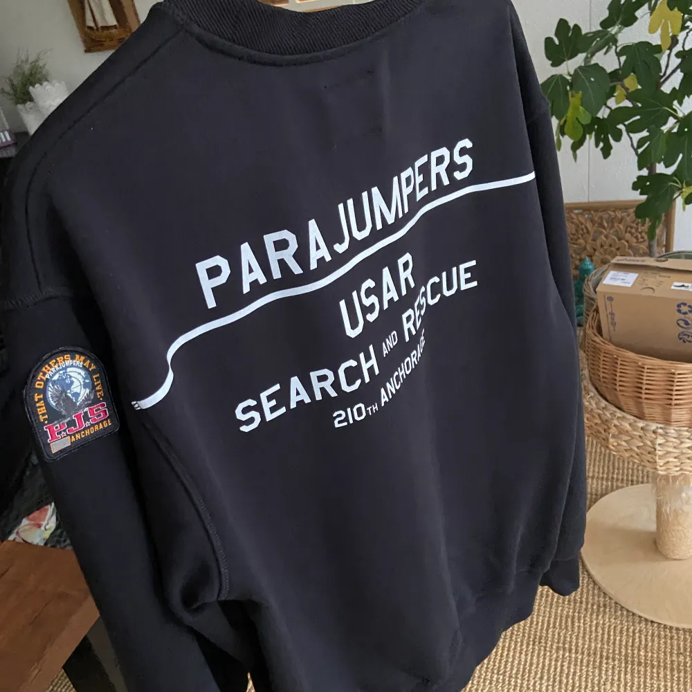 Parajumpers sweatshirt storlek M  Kan bytas i samma prisklass  Nypris: 5400kr  Con: 9.9/10 Köpt på farfetch, inga märken eller defekter . Hoodies.