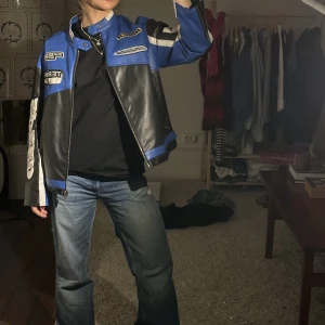 Skinnjacka vit/blå/svart - Säljer denna skinnjacka jag köpte på Urban Outfitters för 1000 kronor! Svart/Vit/Blå detaljer och lite oversize fit.