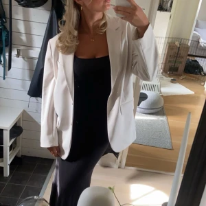 Beige kavaj - Beige as snygg kavaj från H&M. Den är knappt använd och i super fint skick.💕💕💕