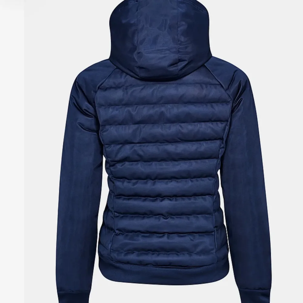  En jättefin och snygg Adidas jackan i färgen navy blue/marinblå som har använts några gånger. Är du super snygg och vill bli av med funkar bra som vår höst och vinterjacka. Jackor.