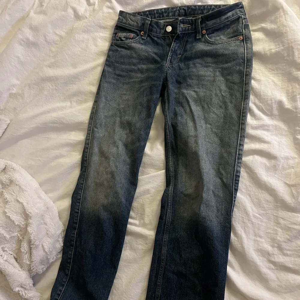 snygga lågmidjade jeans från weekday! Säljer då de längre inte kommer till användning! Nypris= 590kr💓💓. Jeans & Byxor.