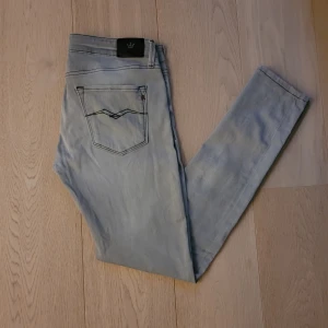 Replay jeans - Riktigt feta ljusgrä replay jeans! Inga tecken på användning. Storlek 30/30, skinny fit.