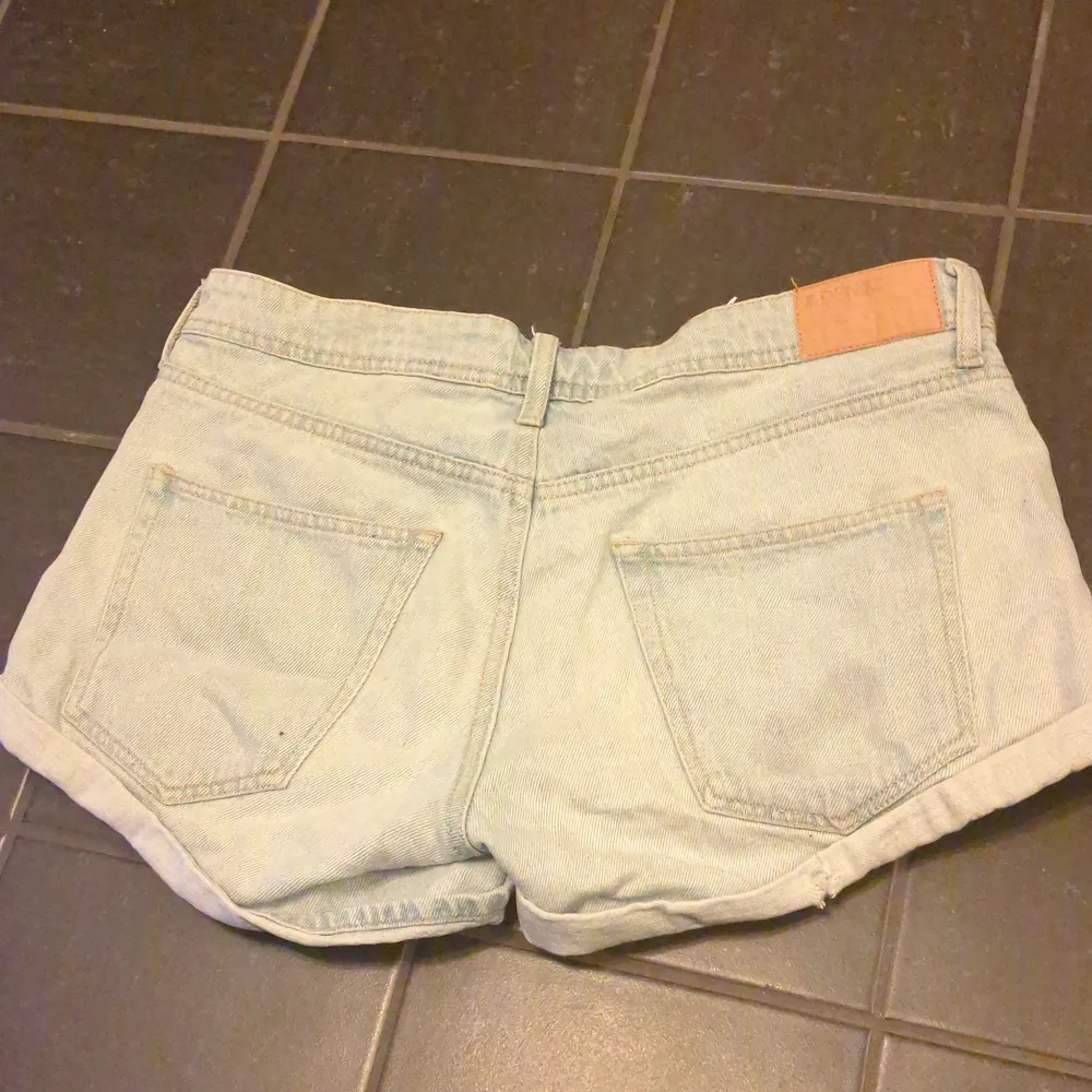 Lätt använda low waist jeans shorts (ljus jeans färgade). Shorts.