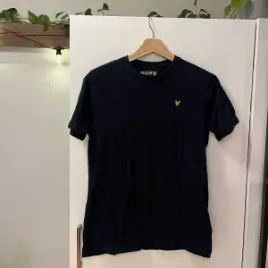 Säljer en Lyle&Scott T-shirt i junior storlek 12-13 years. Den passar mig som är s/m och kommer passa alla mellan xs-m beroende på vilken passform man vill ha. Marinblå. Nypris ca 280kr. 