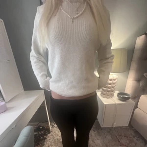 En jätte fin vit/beige stickad tröja ❤️ - Den är i SUPER SUPER bra skick aldrig används❤️jag tycker själv den är i super SNYGG❤️köpte den för 600kr😍🥰😍🌺🌸🌸🌷💐🌹