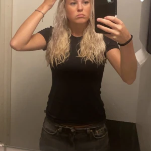 T-shirt - Säljer en liknande sån fast den jag säljer är mer ribbad! Den t-shirt är från hm och var lite populär förut. Den är tajt och lägger sig jätte fin över kroppen. Väldigt bra skick också. 