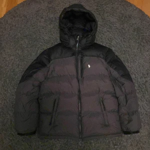 Ralph Lauren Jacka  - Hej säljer nu min Ralph Lauren jacka med ny pris cirka 3000 kr den är köpt på kidsbrandstore för cirka 5 år sedan jacka än i top skick med inga synliga skador mitt pris är 1495 men priset är ej hugget i sten skriv ifall ni har frågor MVH