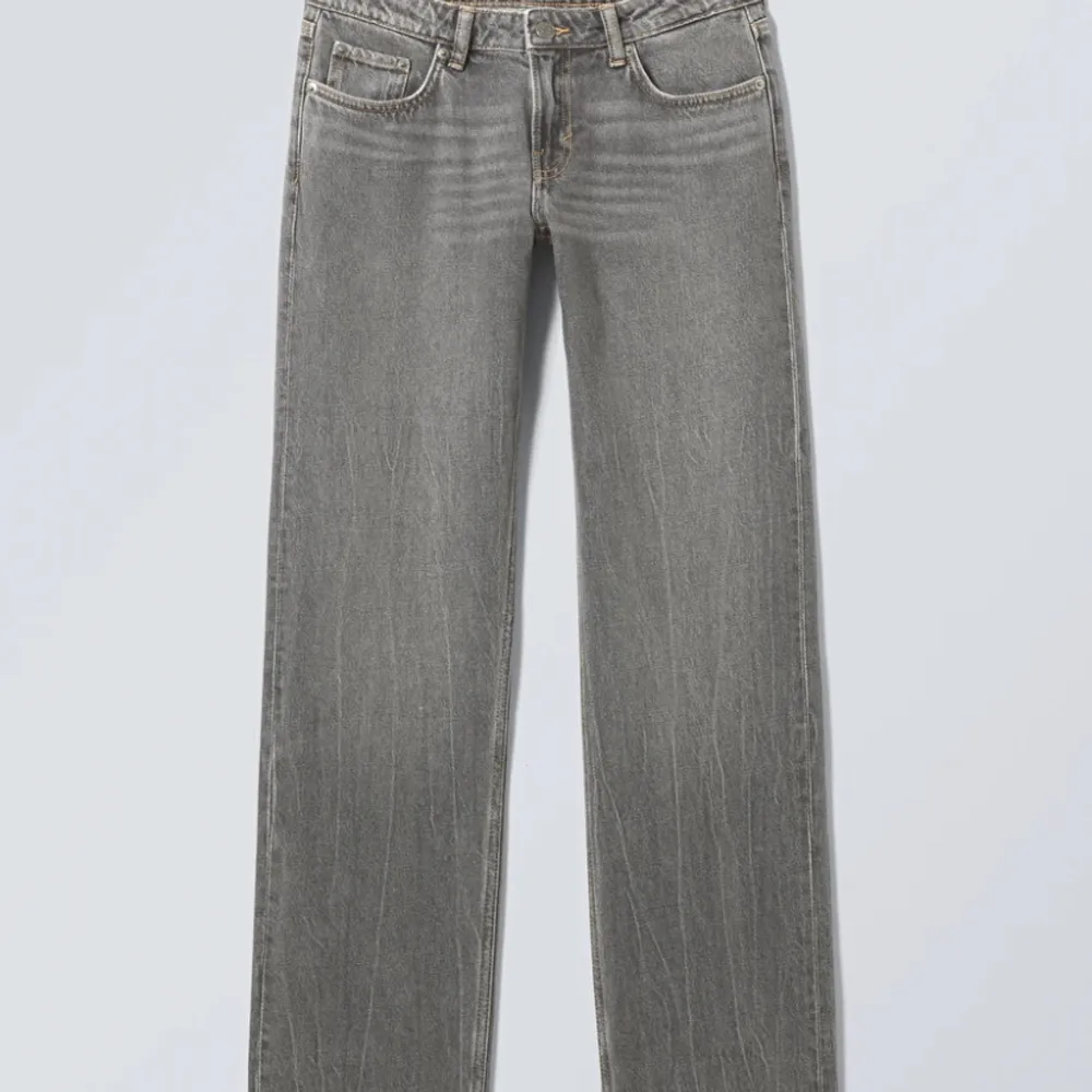 Lågmidjade grå jeans från weekend i jättefint skick.. Jeans & Byxor.