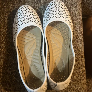 Vita sandaler - Säljer ett par jättefina vita sandaler för 50 kr har använt ungefär 3 gånger så dom är nästan nya, rena och supersköna.