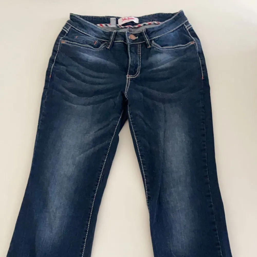 Säljer dessa snygga lowwaist jeans i storlek 36 då dem inte passar mig längre💘 dm för mer bilder. Jeans & Byxor.