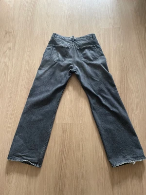 Hope jeans  - Hope Stockholm jeans, land modell. Sitter baggy, riktigt snygg grå färg. 