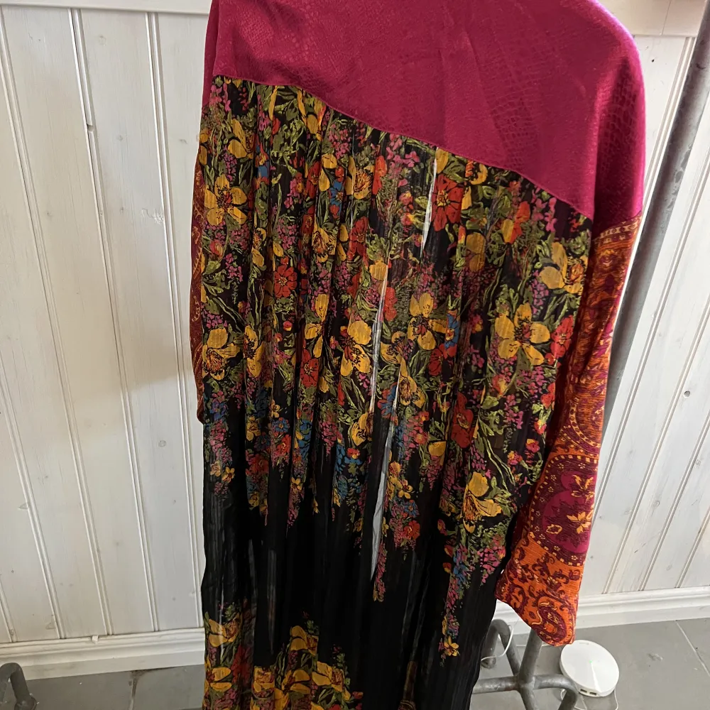 Underbar, flowig maxi kimono från Free People.   Som ny Nypris: 1500. Blusar.