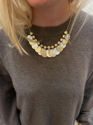 Guldigt halsband  - Halsband med guldiga runda berlocker 