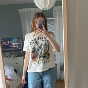 Vit t shirt - En jätte söt vit t shirt med blomm tryck! Bra kvalitet, inga skador eller fläckar och aldrig använd! 💞