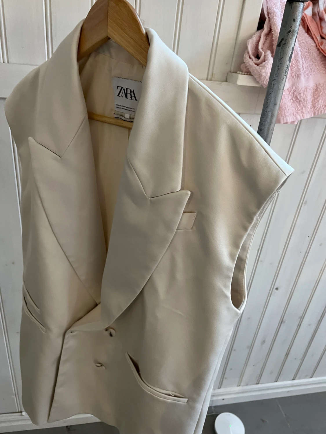 Lång, dubbelknäppt väst från Zara  - 90