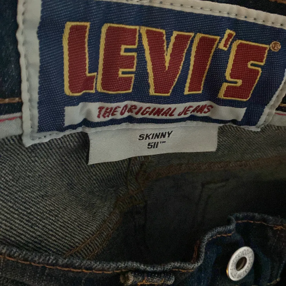 Snygga blå Levis jeans, storlek 31/32. Lite små på mig. Eventuellt lite långa i storlek.. Jeans & Byxor.