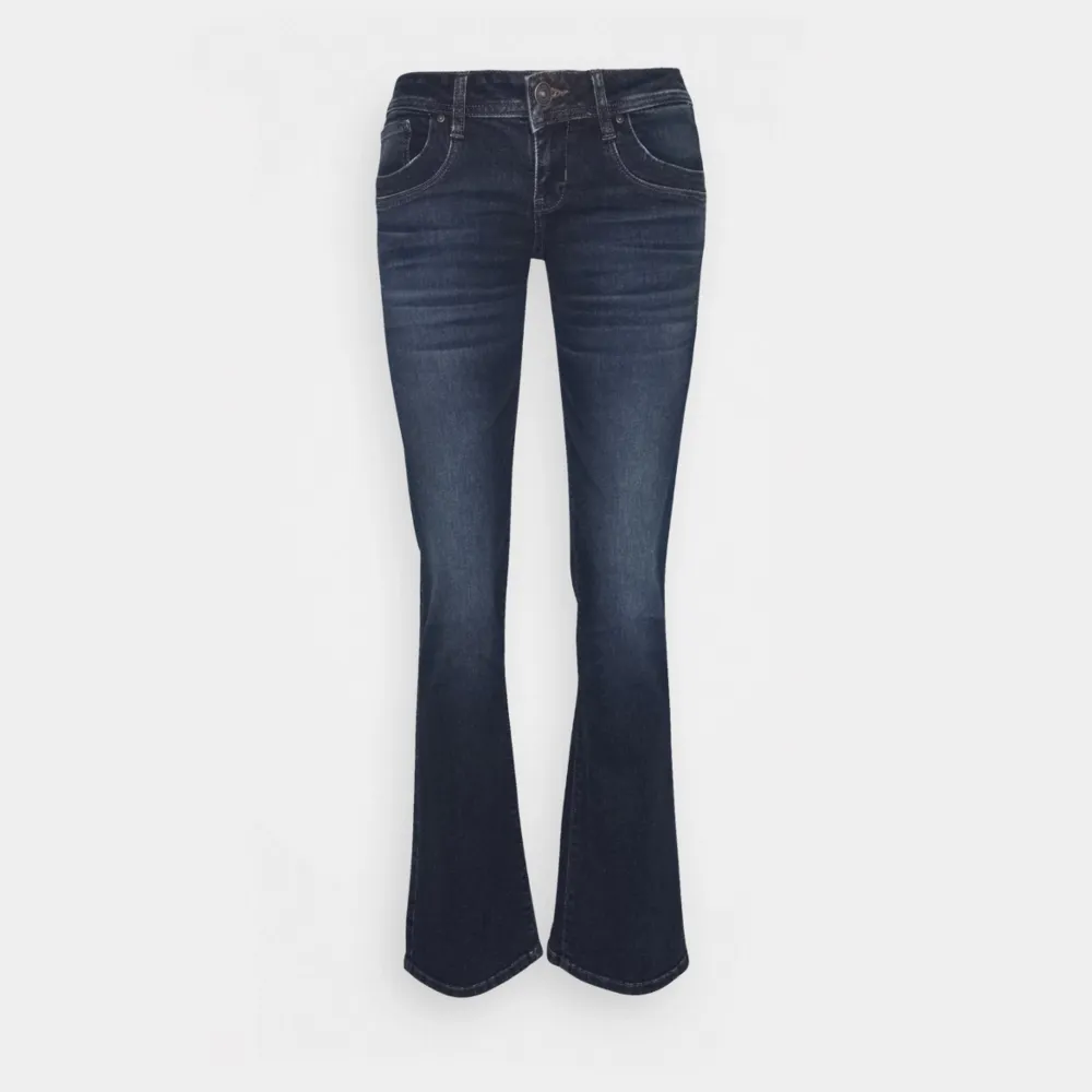 Säljer mina fina ltb jeans i modell Valerie welda wash 💗 Skriv gärna innan du trycker på köp nu 💗 Om flera vill köpa blir det budgivning 💗Original pris 829kr 💗. Jeans & Byxor.