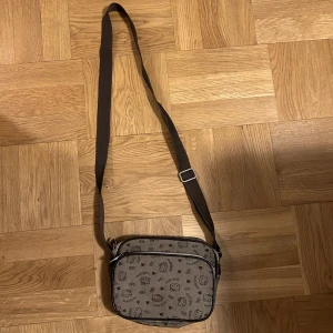 Hello kitty crosbodybag  - Väldigt söt hello kitty väska. Köpt på secondhand. Kommer inte till användning. Inga större defekter. 