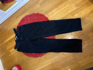 Jeans från nakd - Jeans från nakd  Storlek 36 Slitsar vid midjan