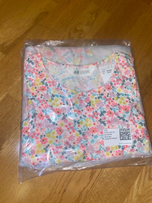 Armlös bomulls klänning  - Helt ny oöppnad klänning från H&M. Storlek 158/164