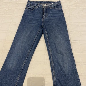 Weekday jeans - Snyggaste blå färgen som jeans kan ha! Jätte bra skick. Modellen är Voyage från weekday. Nypris 500
