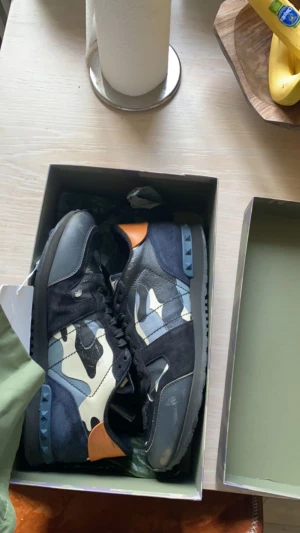Valentino rockrunner - Strlk 44, skick 8/10 lite skador som ni ser på bilden, öppen för byte