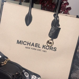 Michael kors  - Michael kors väska helt ny 